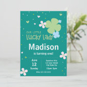 Luck Lady St. Patrick's Day Einladung zum Geburtst (Stehend Vorderseite)