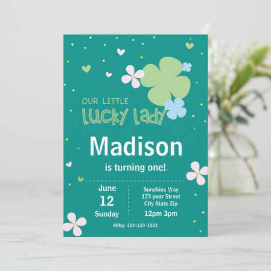 Luck Lady St. Patrick's Day Einladung zum Geburtst (Stehend Vorderseite)