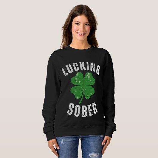Lucking Sober Drinking Offensive St Patricks Day Sweatshirt (Vorne ganz)