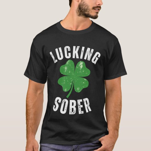 Lucking Sober Drinking Offensive St Patricks Day T-Shirt (Vorderseite)