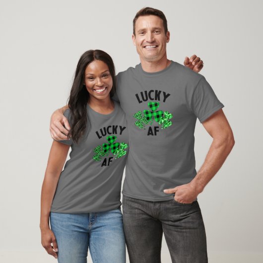 Lucky Af Funny Kariertes Kleeblatt St Patricks Day T-Shirt (Unisex)