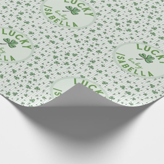 Lucky Baby Green und White St Patricks Day Geschenkpapier (Ecke)