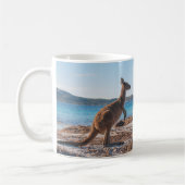 Lucky Bay Kangaroo am Strand, Australien Kaffeetasse (Links)