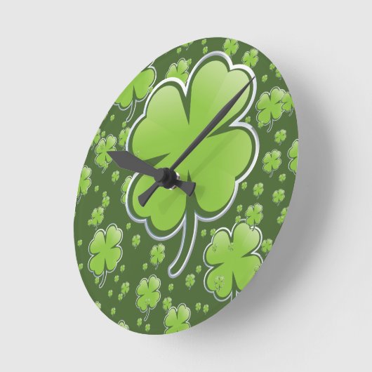 Lucky Charms Runde Wanduhr (Winkel)