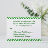 Lucky Clover Irish Wedding RSVP Karte (Stehend Vorderseite)