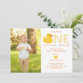 Lucky Duck First Birthday Photo Invitation Einladung (Stehend Vorderseite)