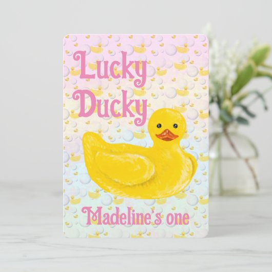 Lucky Ducky First Birthday Invitation Einladung (Stehend Vorderseite)