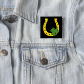 Lucky Golden Horseshoe mit Kleeblatt auf Schwarz Button (Beispiel)