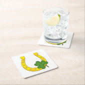 Lucky Golden Horseshoe mit Kleeblatt auf Weiß Rechteckiger Pappuntersetzer (Vor Ort)