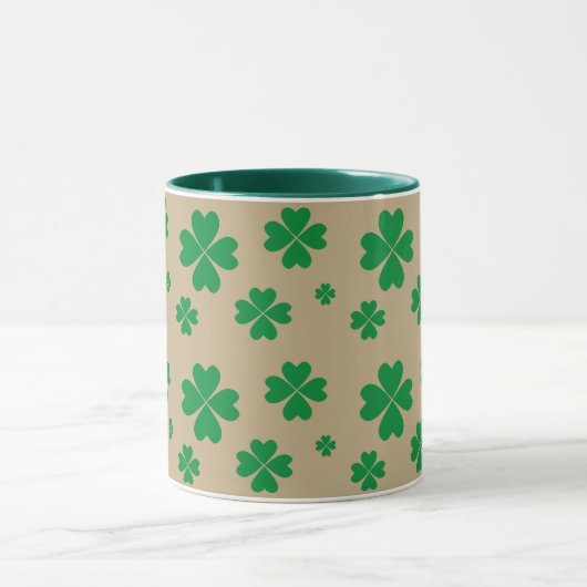 Lucky Green Clovers auf Beige Tasse (Zentrum)