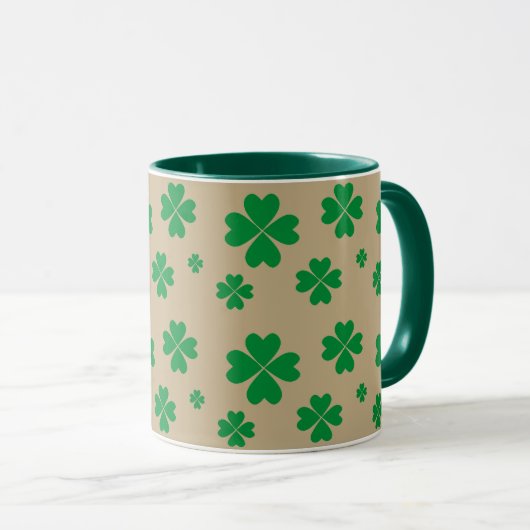 Lucky Green Clovers auf Beige Tasse (VorderseiteRechts)