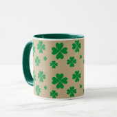 Lucky Green Clovers auf Beige Tasse (Vorderseite Links)