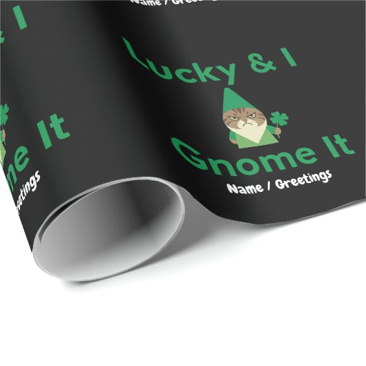  Lucky & I Gnome It Funny Sarcastic Cat St Patrick Geschenkpapier (Rolleneckpunkt)