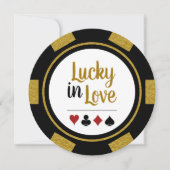 Lucky in Liebe Poker Chip Black Gold Vegas Hochzei Einladung (Vorderseite)