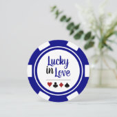 Lucky in Liebe Poker Chip Blue Las Vegas Wedding Einladung (Stehend Vorderseite)