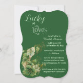 Lucky in Love Golden Green Shamrock Bridal Shower Einladung (Vorderseite)