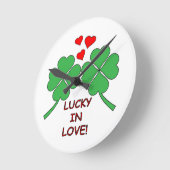 Lucky In Love Hearts Clover Runde Wanduhr (Winkel)