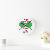 Lucky In Love Hearts Clover Runde Wanduhr (Zuhause)