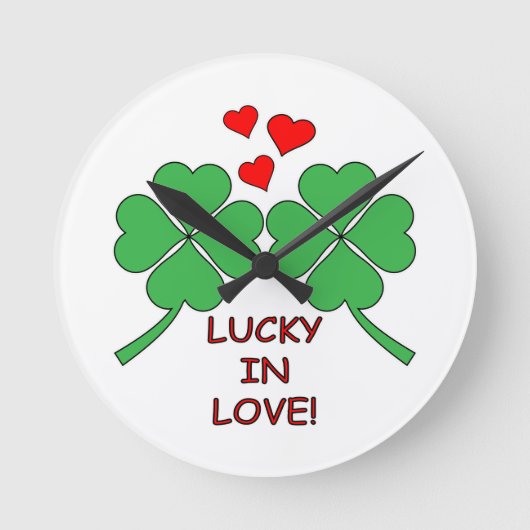 Lucky In Love Hearts Clover Runde Wanduhr (Vorderseite)