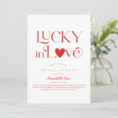Lucky in Love Red Heart Bridal Shower Einladung (Stehend Vorderseite)