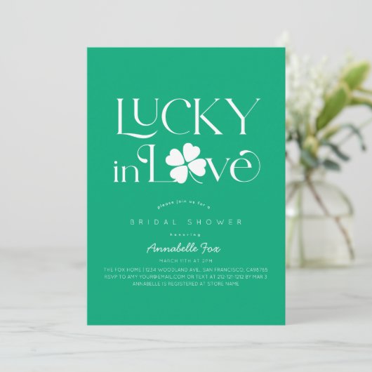 Lucky in Love Shamrock Green Bridal Shower Einladung (Stehend Vorderseite)