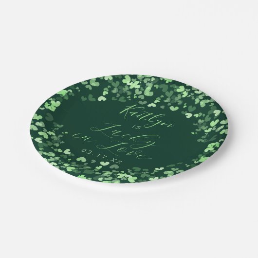 Lucky In Love St. Patrick's Day Bridal Shower Pappteller (Schrägansicht)