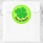 Lucky Kleeblatt Erin Go Bragh Kurvour Text Runder Aufkleber (Tasche)