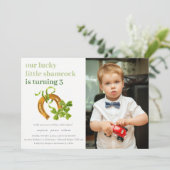 Lucky Kleeblatt St Patrick Day Kinder Foto Geburts Einladung (Stehend Vorderseite)