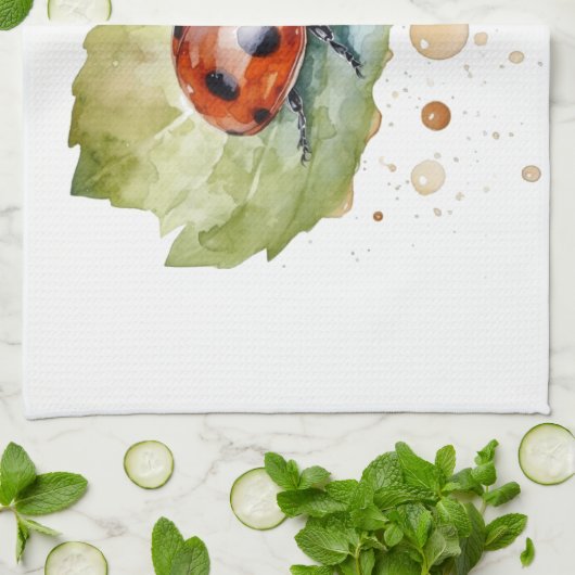 Lucky Ladybug über Leaf Geschirrtuch (Gefaltet)