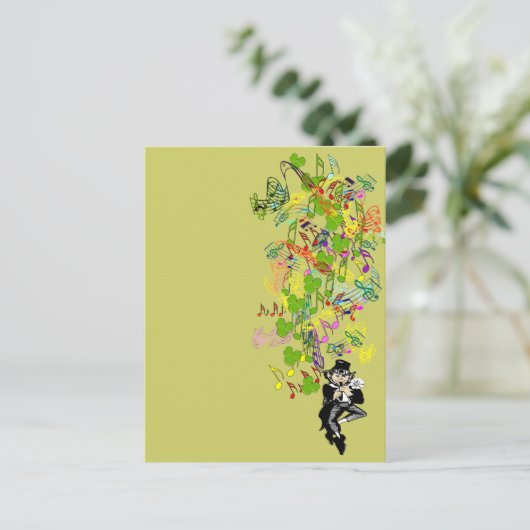 Lucky Leprechaun mit Kleeblättern Postkarte (Stehend Vorderseite)