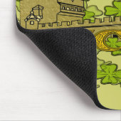 Lucky Leprechaun und seine irische Burg Mousepad (Ecke)