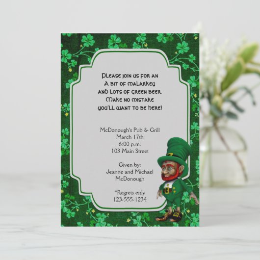 Lucky Leprechaun zur Party Einladung der Kleeblätt (Stehend Vorderseite)
