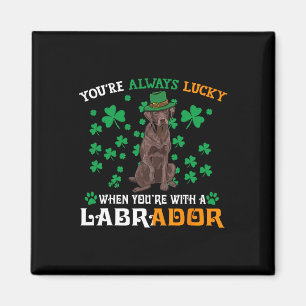 Lucky mit einem Chocolate-Labrador-Hund St. Patric Magnet