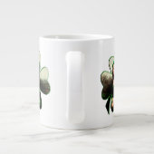 Lucky Mona Lisa St Patrick's Day Clover Jumbo-Tasse (Rückseite)