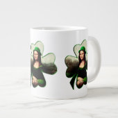Lucky Mona Lisa St Patrick's Day Clover Jumbo-Tasse (Vorderseite Rechts)
