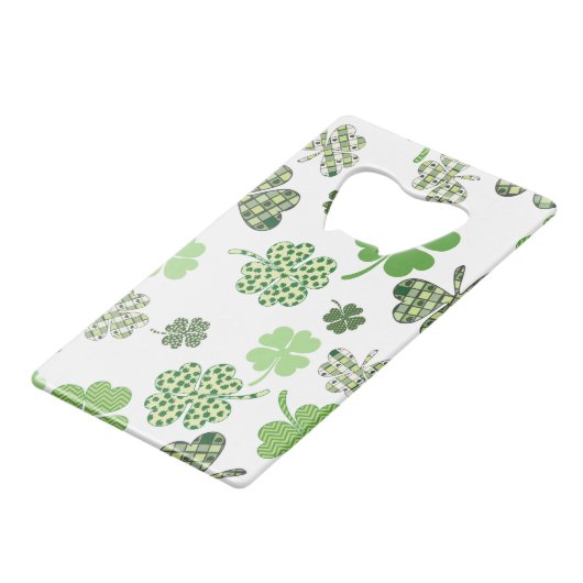 Lucky Monogram Clovers Geldbeutel Flaschenöffner (Rückseite Schrägansicht)