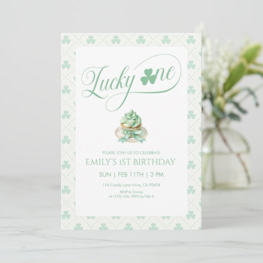 Lucky One Cupcake First Birthday Einladung (Stehend Vorderseite)