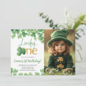 Lucky One Kleeblatt 1. Geburtstag Foto Einladung (Stehend Vorderseite)