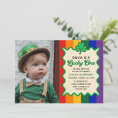 Lucky One Rainbow St. Patrick's 1st Birthday Photo Einladung (Stehend Vorderseite)