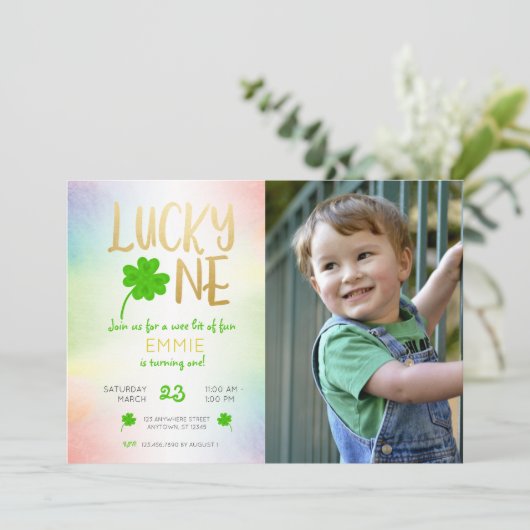 Lucky One St. Patricks Day Kleeblatt Foto Geburtst Einladung (Stehend Vorderseite)