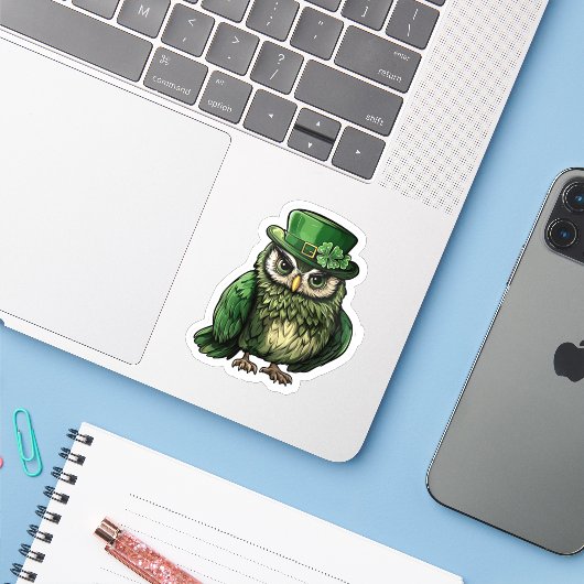 Lucky Owl St. Patrick's Day Sticker (Laptop mit iPhone)