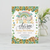 Lucky Rainbow Unicorn Three ist ein Scharm Geburts Einladung (Stehend Vorderseite)