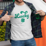 Lucky | Retro St Patrick's Day T-Shirt<br><div class="desc">Teilen Sie das Glück der Iren mit unserem coolen,  Vintag inspirierten St Patrick's Day Tanktop. Design bietet "Glück" in smaragdgrünen Retro-Bubble-Schrift-Typografie und eine vierblättriges Kleeblatt Abbildung mit einem beängstigenden Vintagen Effekt.</div>