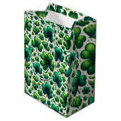 Lucky Shamrock St. Patrick’s Day Gift Bag Mittlere Geschenktüte (Rückseite Schrägansicht)