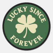 Lucky Since Forever – Four-Leaf Clover Badge Runder Aufkleber (Vorderseite)