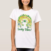 "Lucky Vibes" Aquarellfarben Grüne Regenbogen-Klee T-Shirt (Vorderseite)
