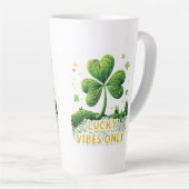 Lucky Vibes Only Yarn Clover St Patrick's Day Milchtasse (Rechte Ecke)