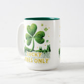 Lucky Vibes Only Yarn Clover St Patrick's Day Zweifarbige Tasse (Vorderseite Links)