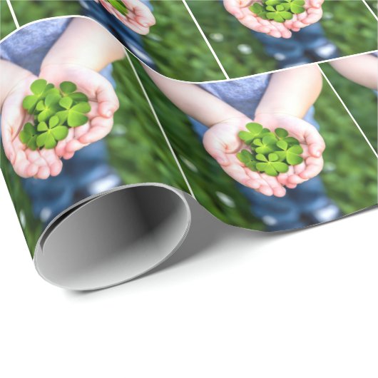 Lucky Vier-Leaf-Clovers Kleine Hände Geschenkpapier (Rolleneckpunkt)