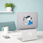 Lucy Hugging Snoopy Aufkleber (Laptop auf Schreibtisch)